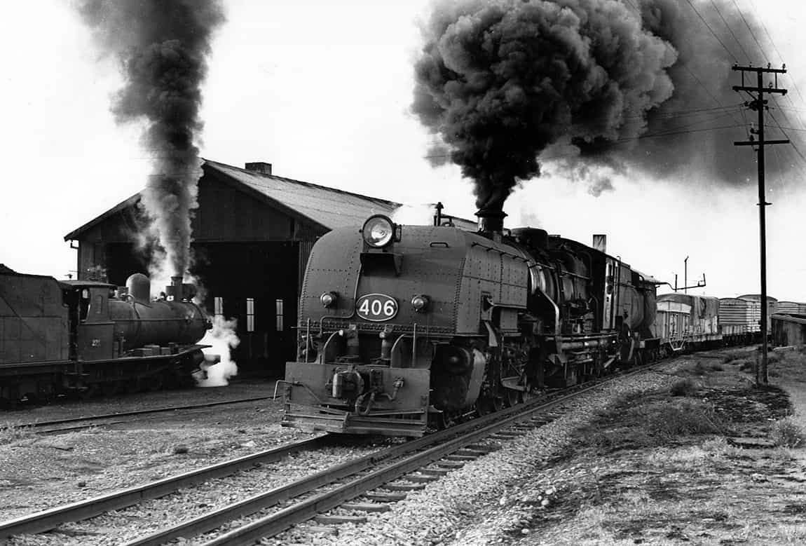 T Class locomotive 224 and 400 Class locomotive 406 at the Terowie loco ...