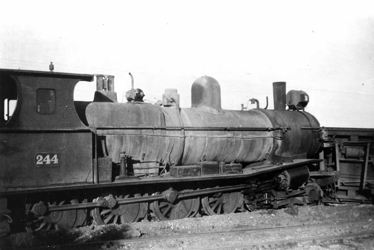 T Class locomotives 244 and 250 in a derailment in the Eurelia station ...